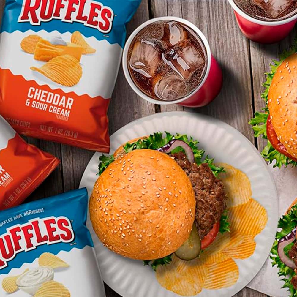 Papas fritas sabor queso cheddar y crema agria Ruffles (28.3 g / 1 oz) - Miniatura 5