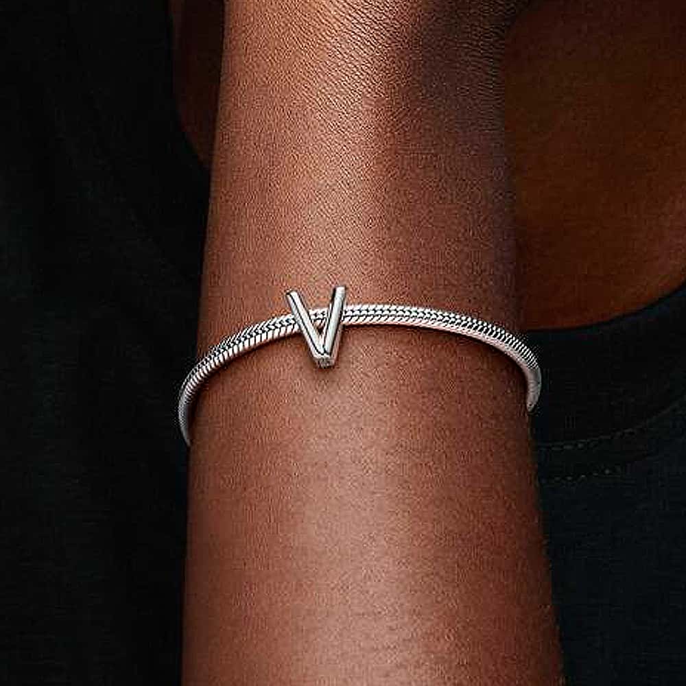 Charm de plata S925 estilo Pandora letra V - Miniatura 3