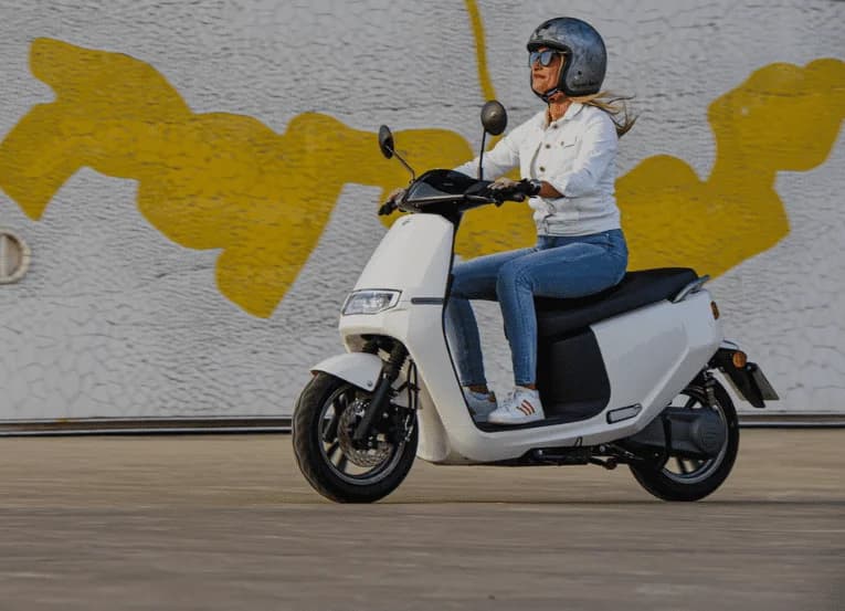 Cómo Funciona una Moto Eléctrica y su Transformador Impacto en Cuba