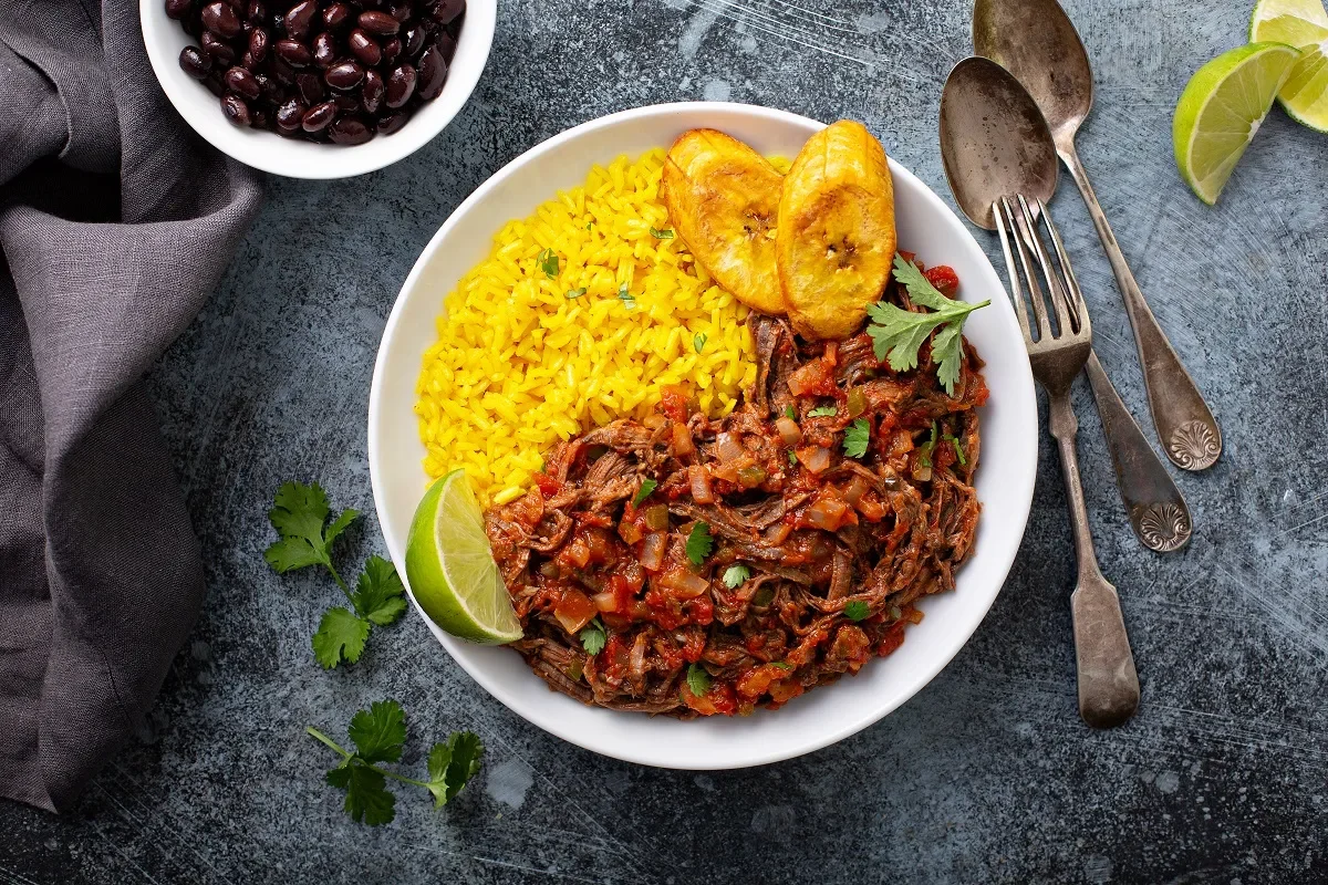 Receta tradicional de ropa vieja con congrí cubano